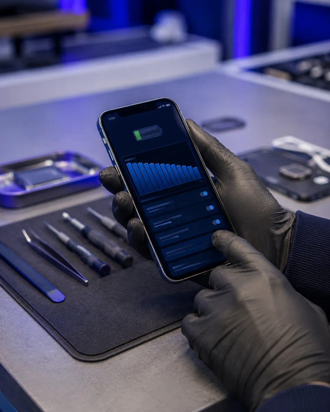 Grafika wpisu: Kondycja baterii iPhone: jak ją sprawdzić i kiedy wymienić baterię?